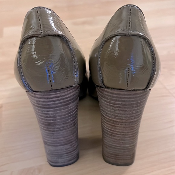 Levity Sz. 8.5 Taupe Heeled Loafer - Picture 7 of 8